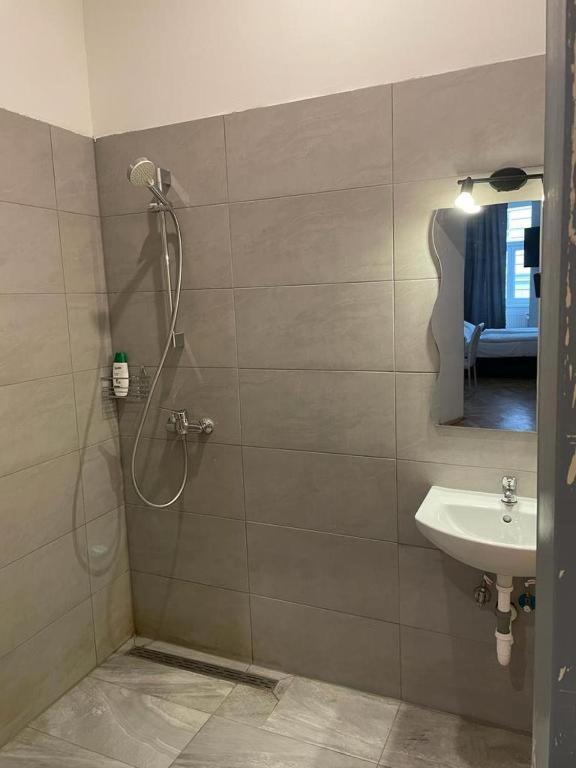 Easybook-in 2* Vienne